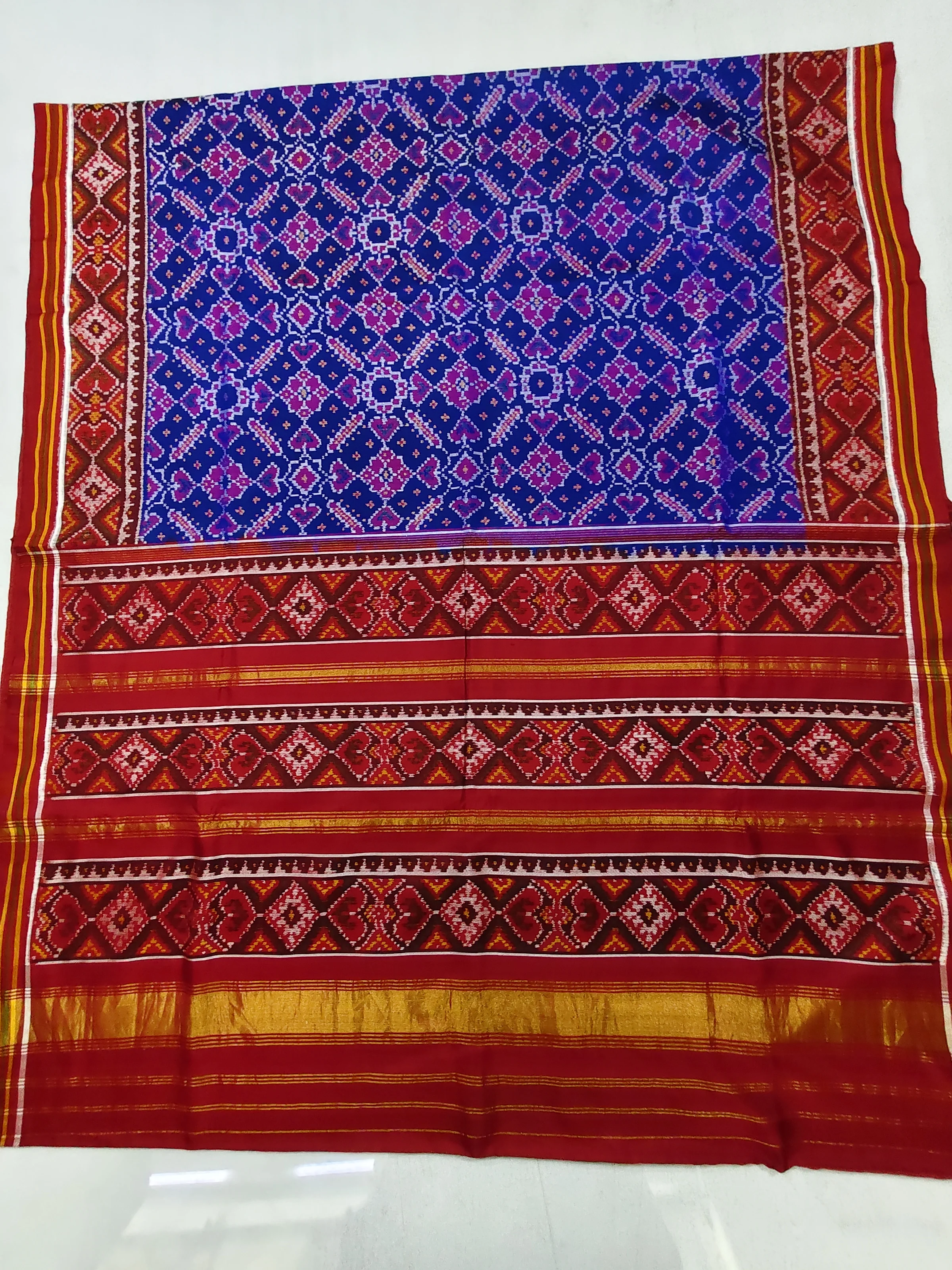 Red Blue Selari Border Blue Manekchowk Motifs Single Ikat Patola Saree with Blouse Piece (8 Ply Silk)