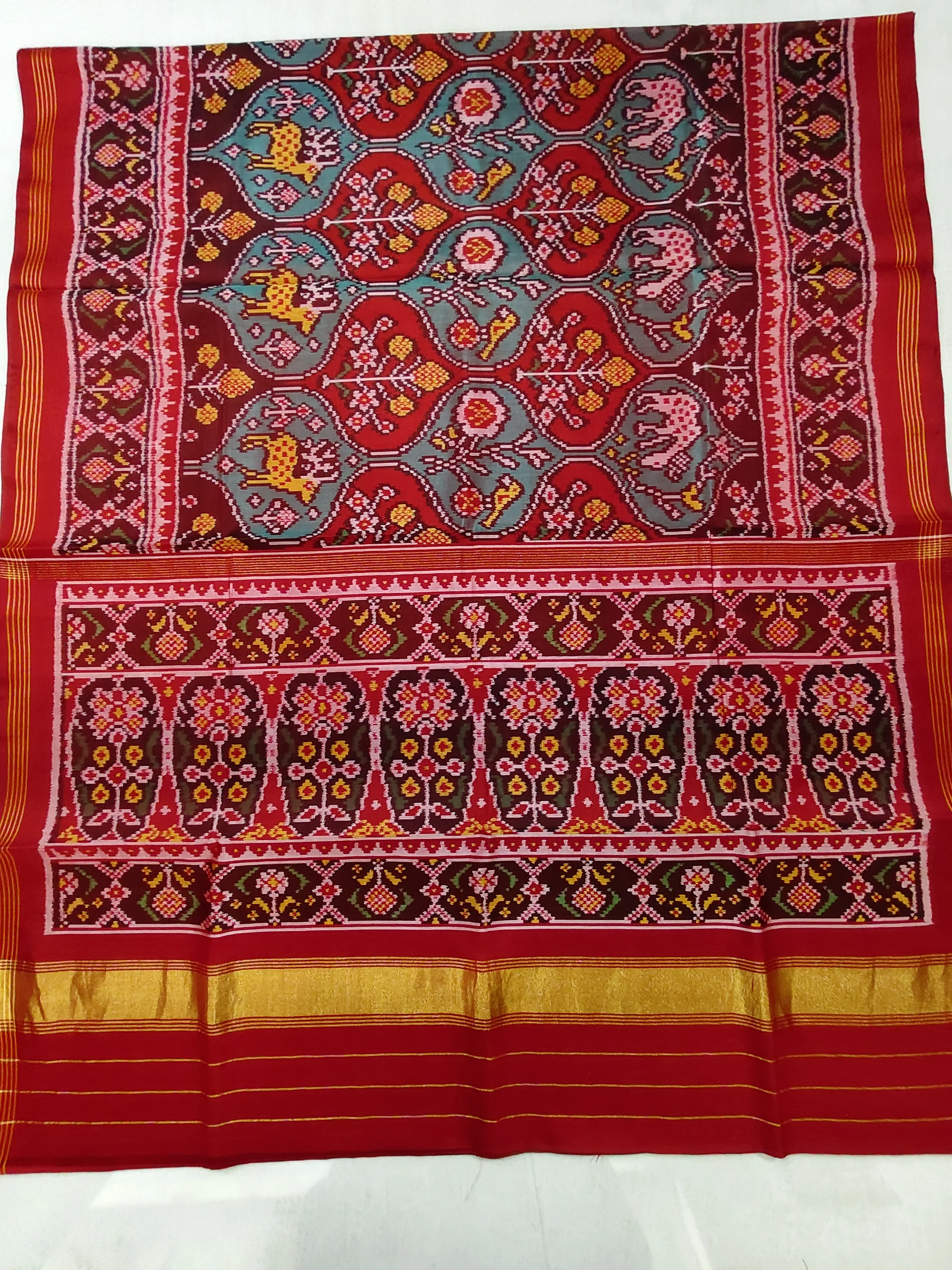 Red Matku Motifs Ghughra Border Tulsi Pallu Single Ikat Patola Saree with Blouse Piece (8 Ply Silk)