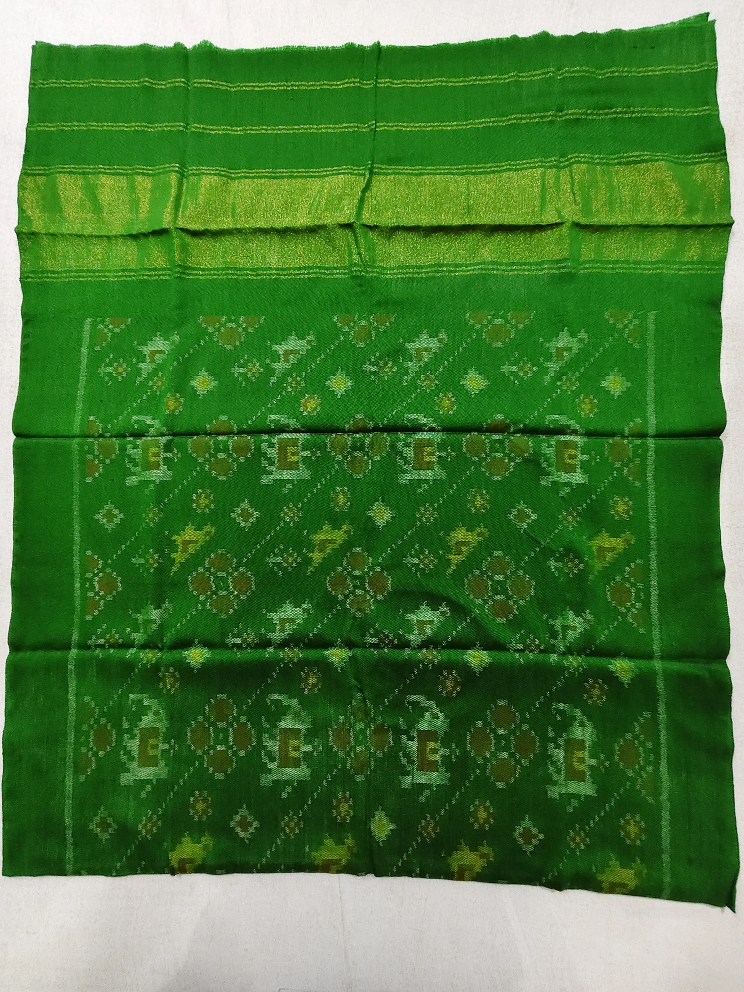 Green Woollen Shawl with Cross Animal Motifs – Woollen and Silk Thread Weave (2.25 Meter Length)