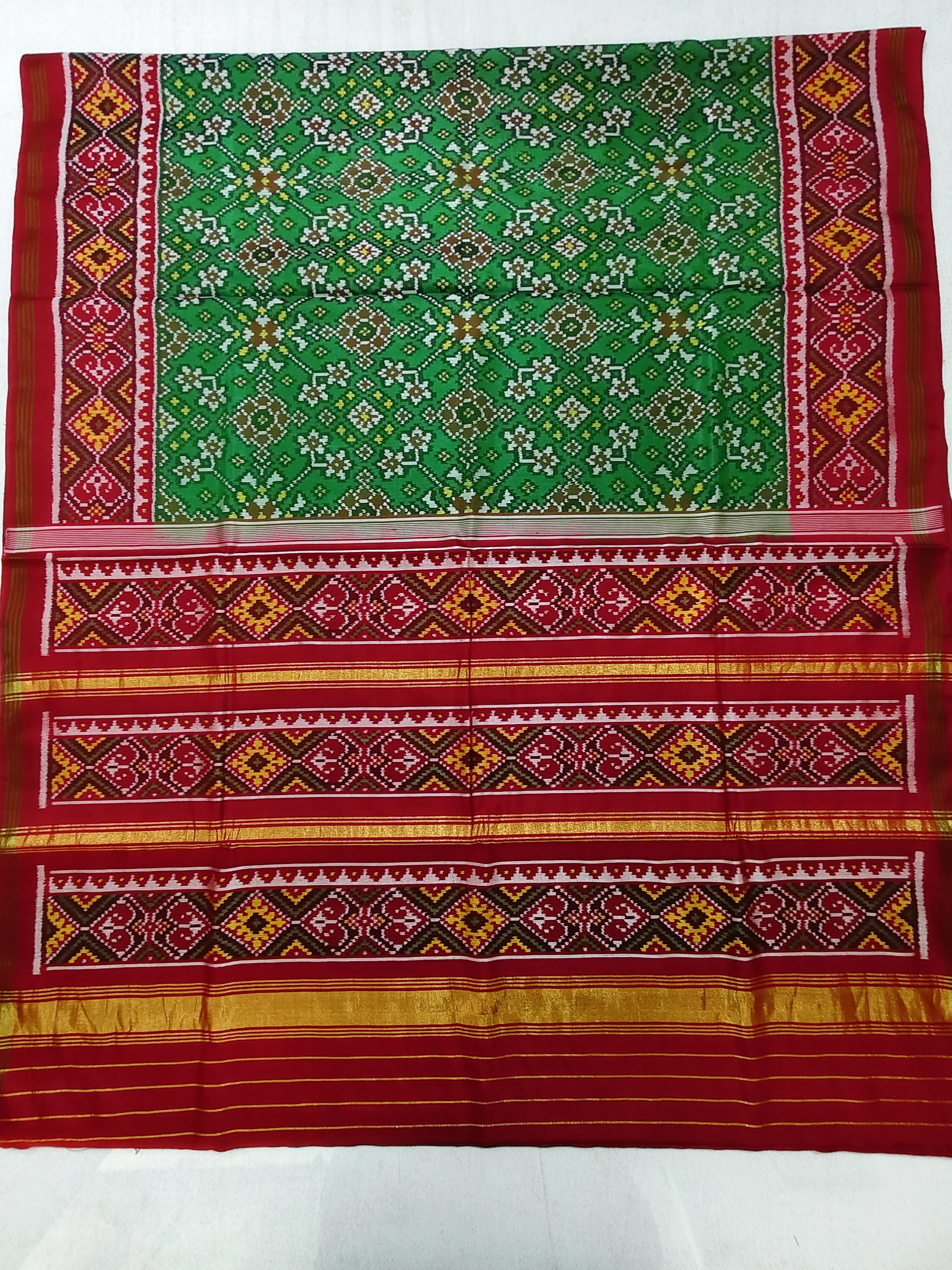 Red Green Selari Border Green Navratan Motifs Single Ikat Patola Saree with Blouse Piece (8 Ply Silk)