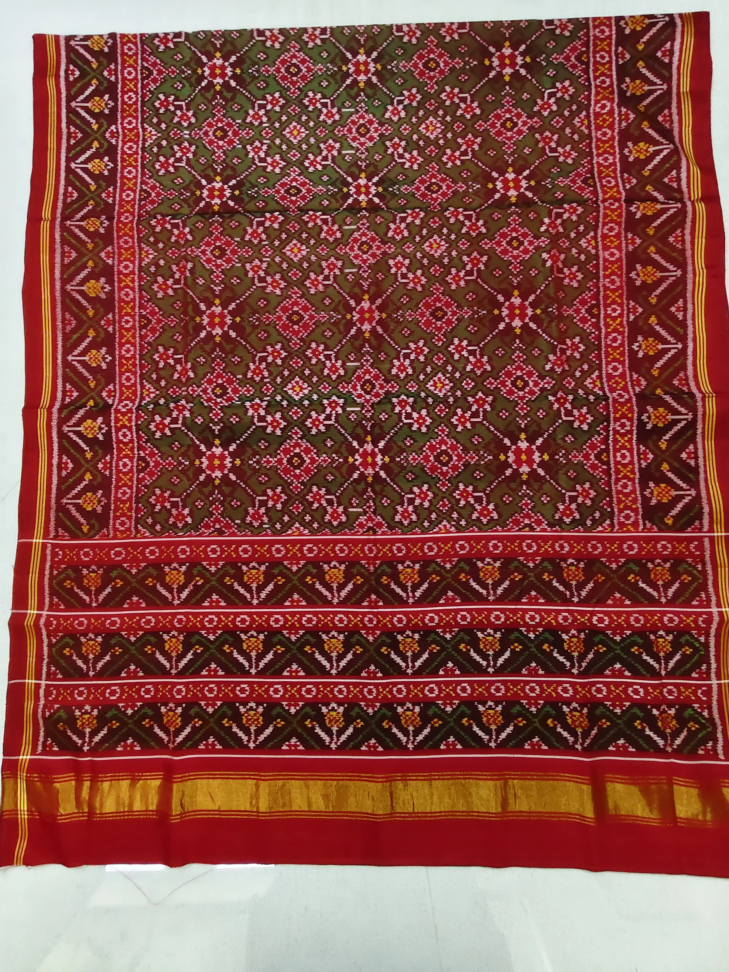 Red Green Jad Border Green Navratan Motifs Single Ikat Patola Saree with Blouse Piece (8 Ply Silk)