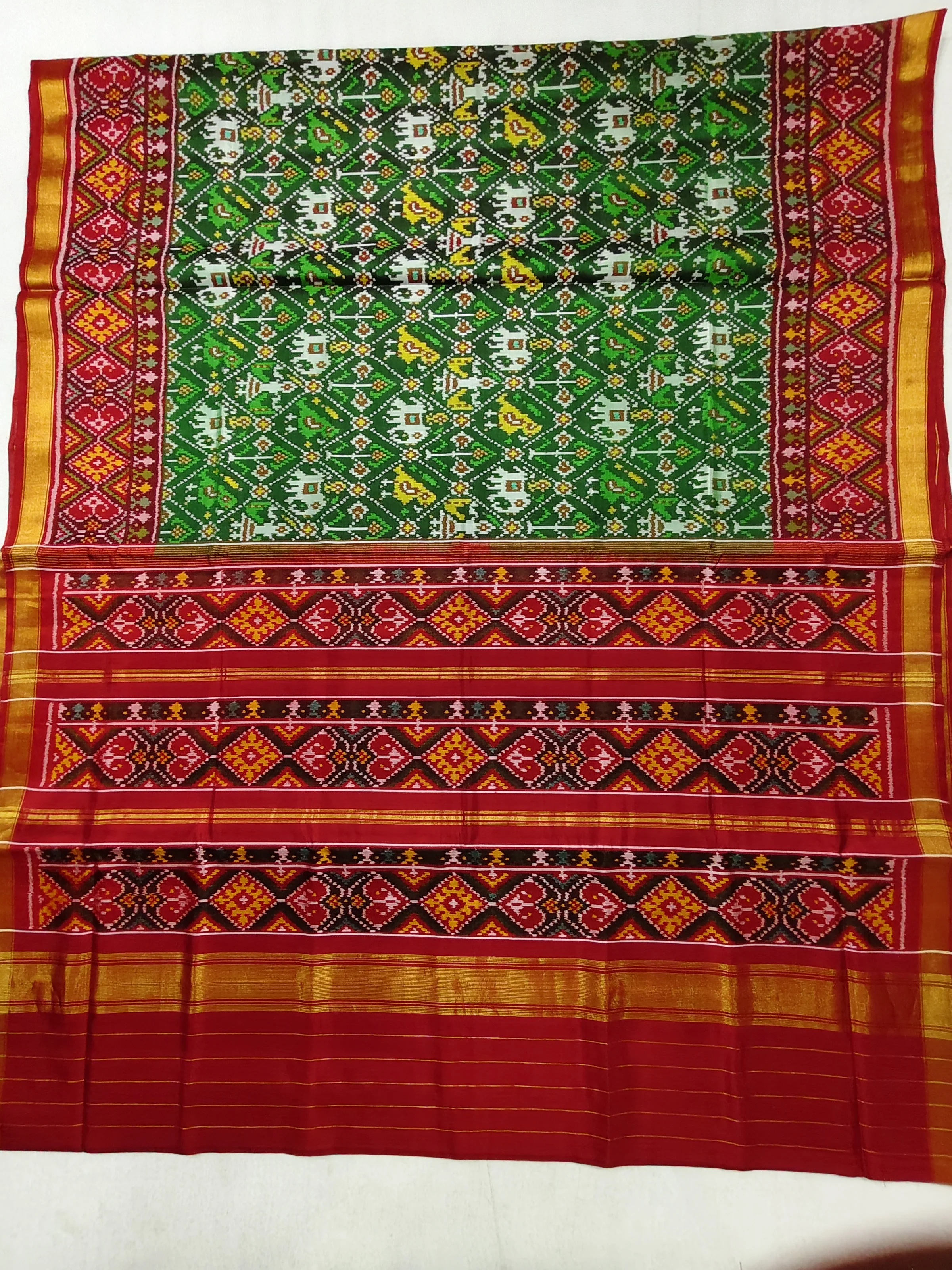 Red Selari Border Green Nanu Narikunj Motifs Single Ikat Patola Saree with Blouse Piece (6 Ply Silk)