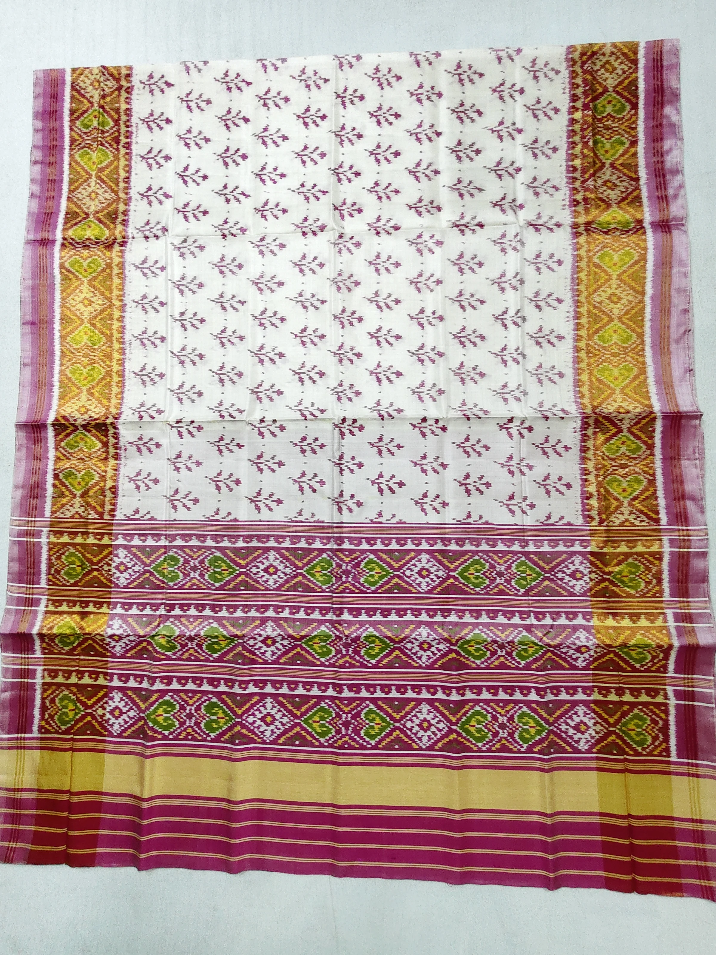Gajari Selari Border Small White Jad Motifs Single Ikat Patola Saree with Blouse Piece (6 Ply Silk)