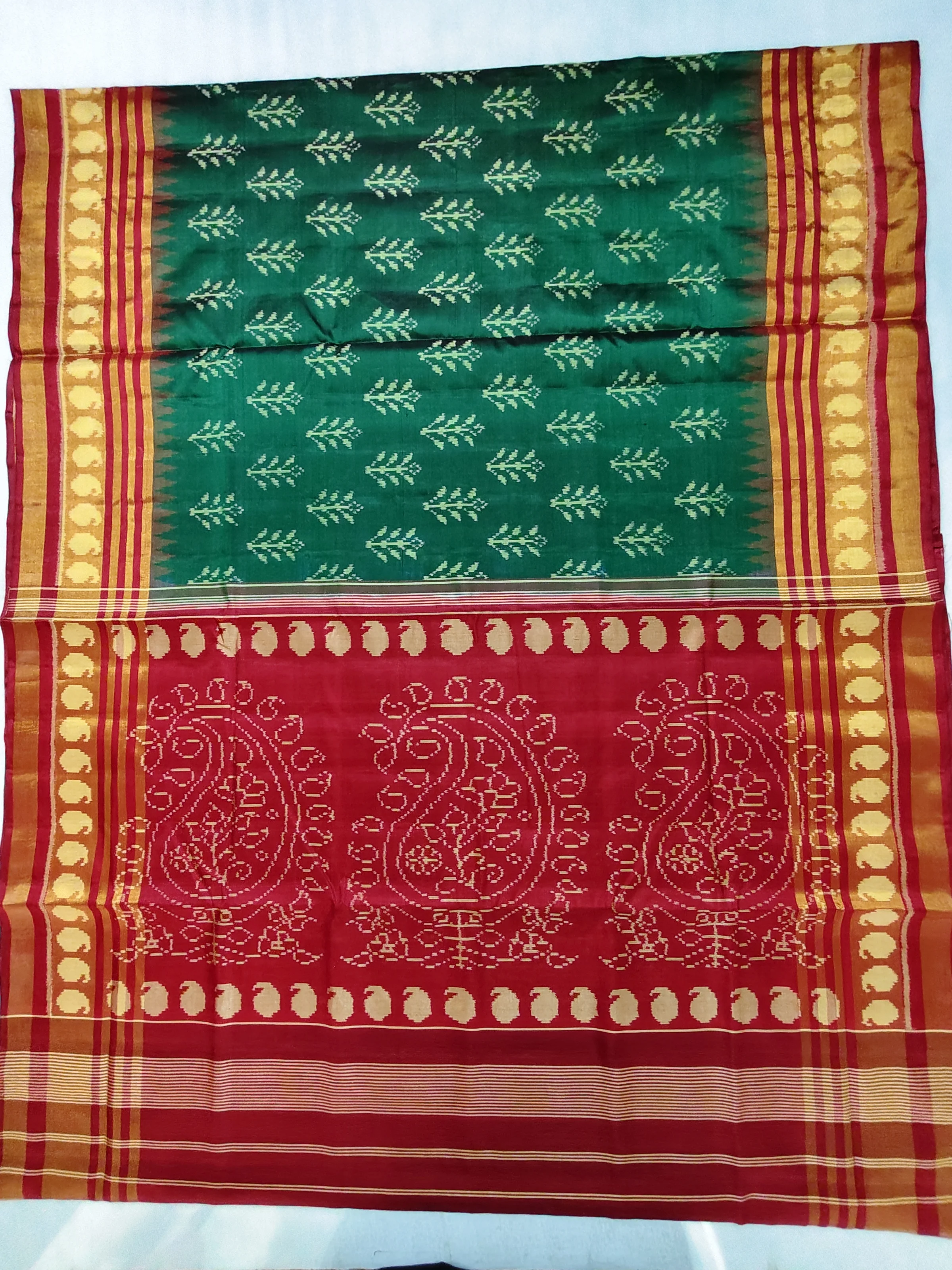 Red Mango Motifs Pallu Bottle Green Jad Temple Motifs Single Ikat Patola Saree with Blouse Piece (6 Ply Silk)