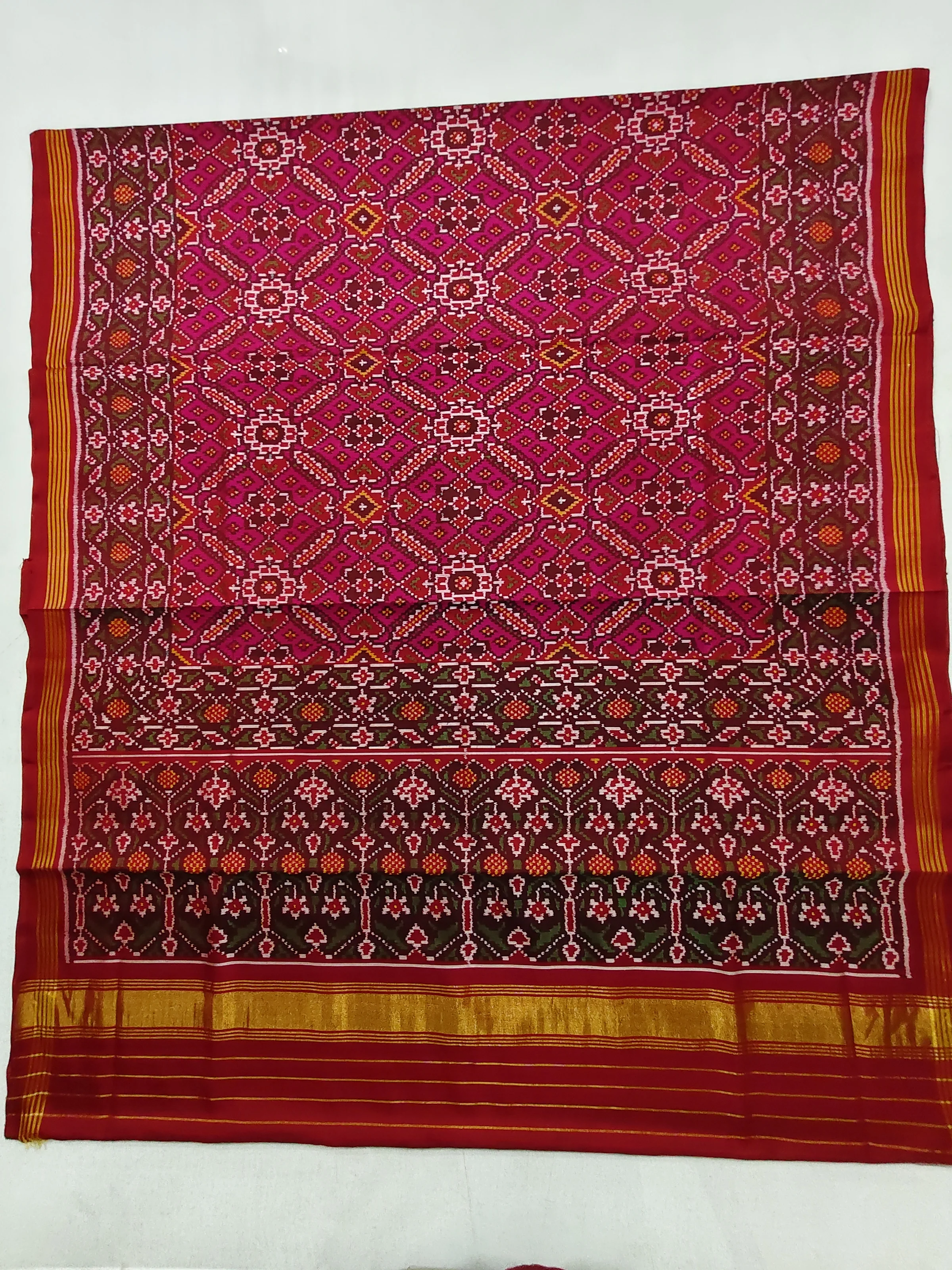 Red Jad Border Pink Manekchowk Motifs Single Ikat Patola Saree
