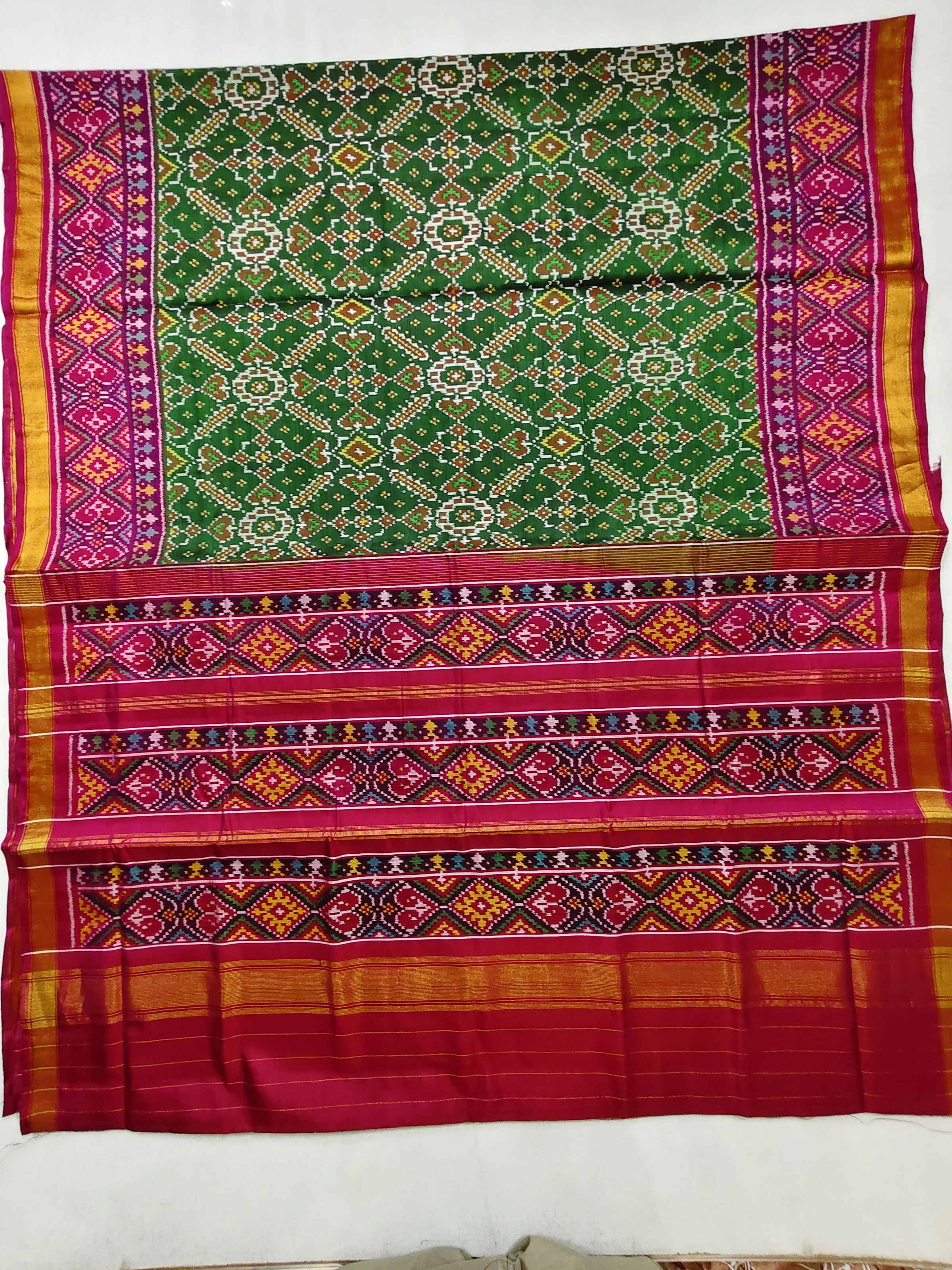 Pink Selari Border Green Manekchowk Motifs Single Ikat Patola Saree with Blouse Piece (6 Ply Silk)