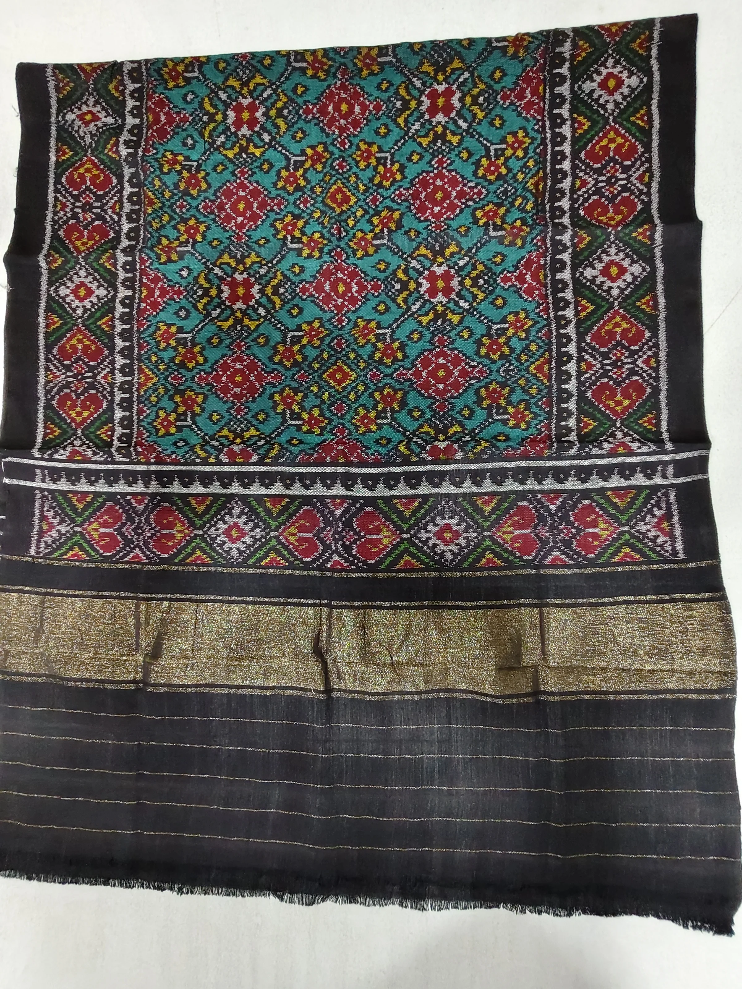 Green Woollen Shawl with Selari Border and Morpich Navratan Motifs – 2.25 Meter Length