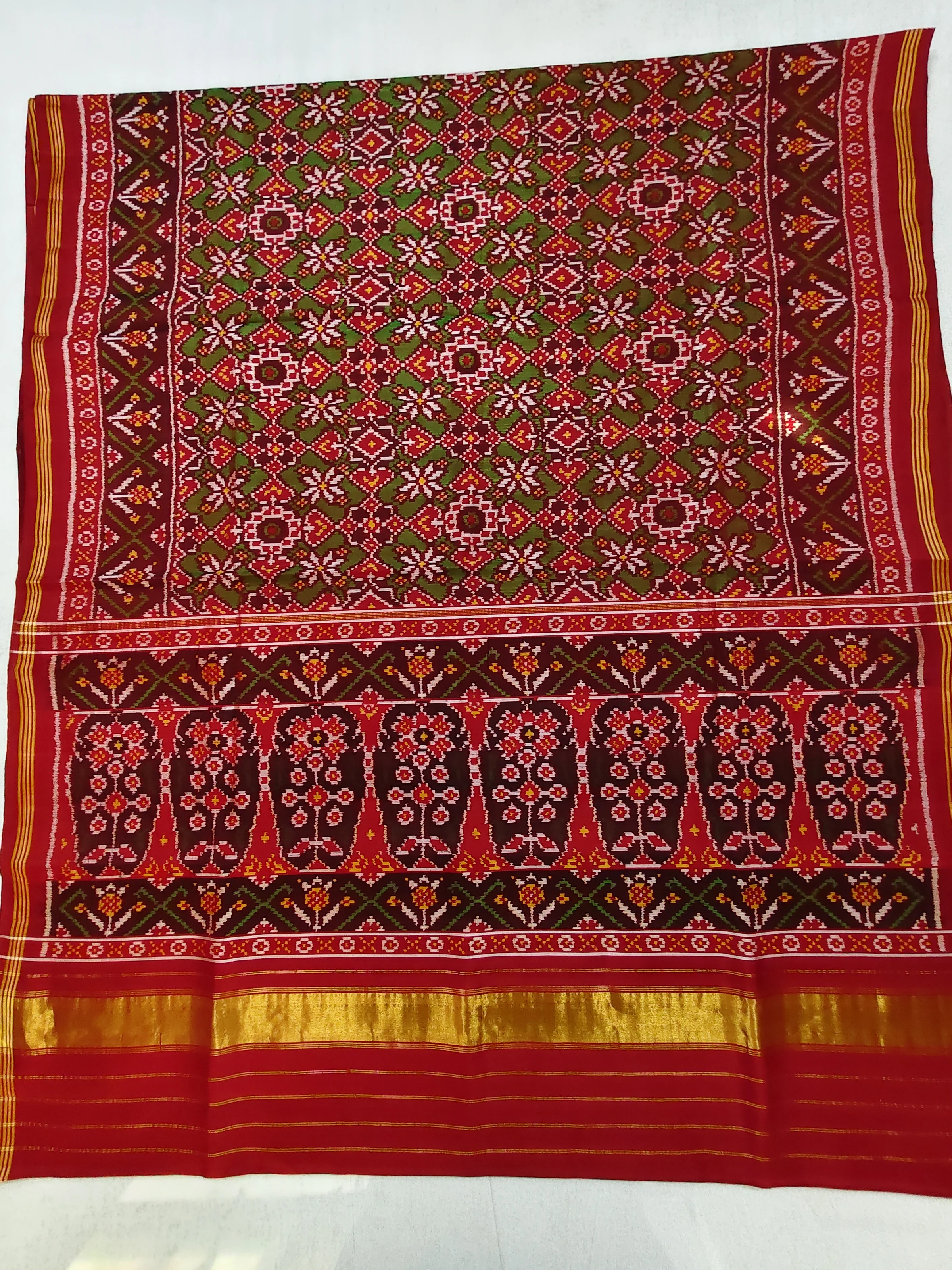 Jad Red Border Green Manekchowk Chanda Motifs Single Ikat Patola Saree with Blouse Piece (8 Ply Silk)
