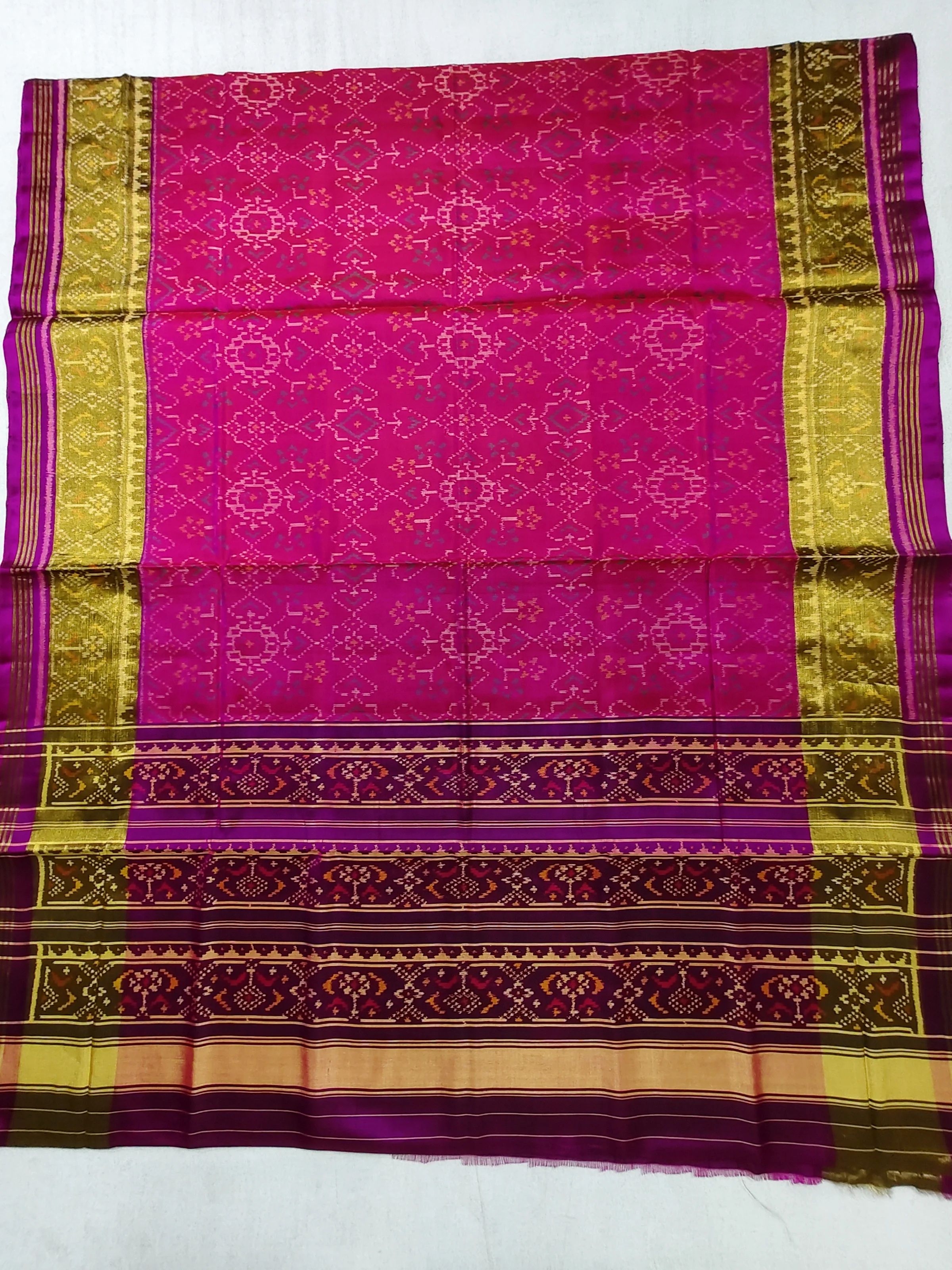 Purple Ghughra Border Pink Navratan Manekchowk Fusion Motifs Single Ikat Patola Saree with Blouse Piece (6 Ply Silk)
