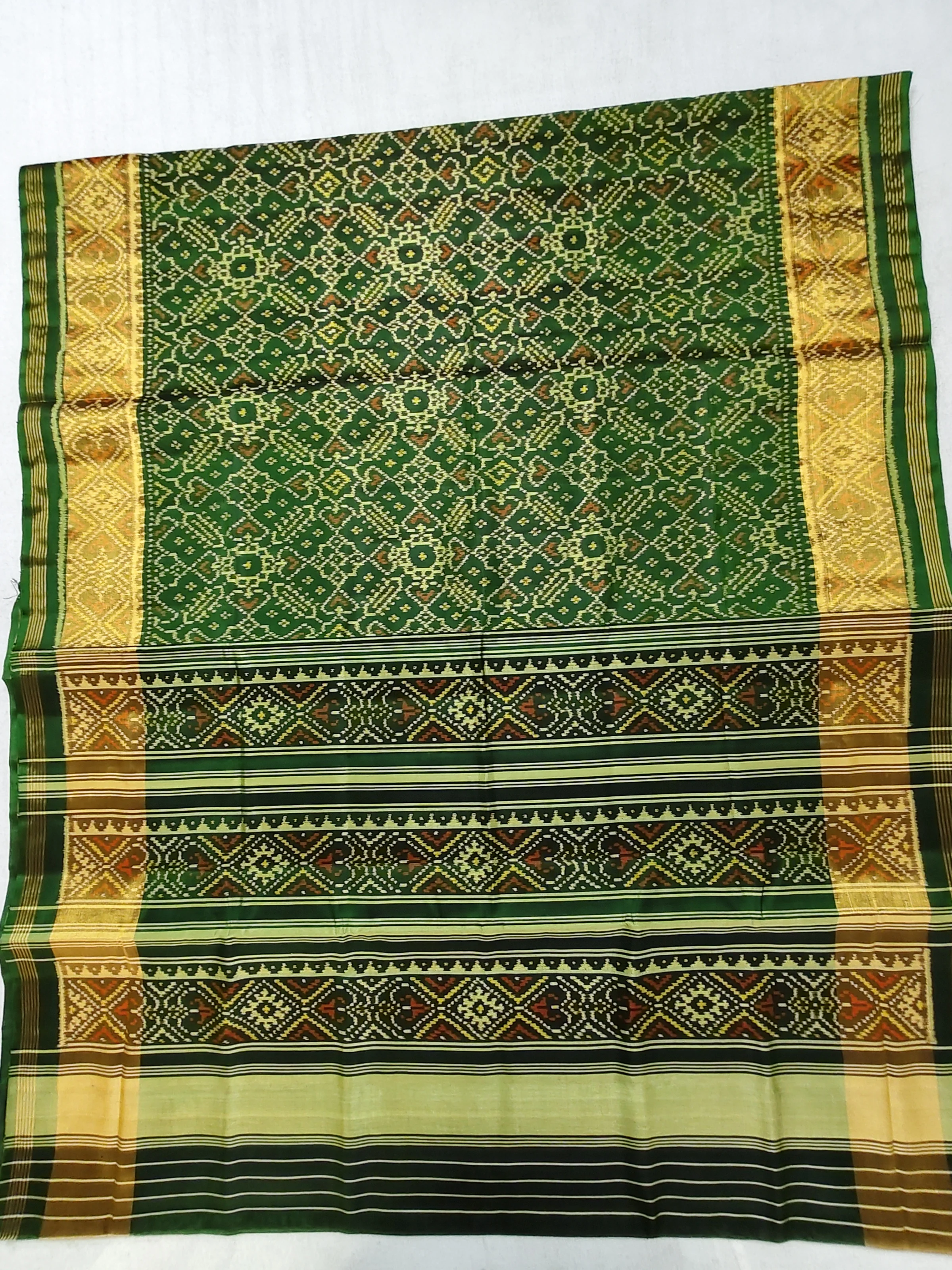 Bottle Green Selari Border Manekchowk Motifs Single Ikat Patola Saree with Blouse Piece (6 Ply Silk)